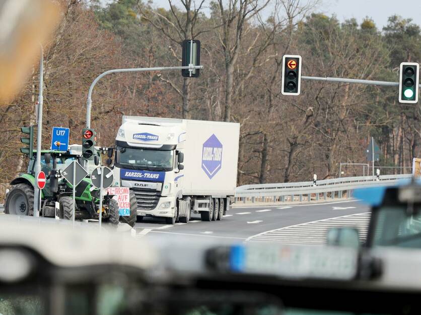 Gesperrte Auffahrt auf die Autobahn A3 bei den Bauernprotesten am 8. Januar 2024