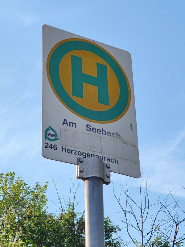 Alte Bushaltestelle "Am Seebach" in Heßdorf - Haltestellenschild