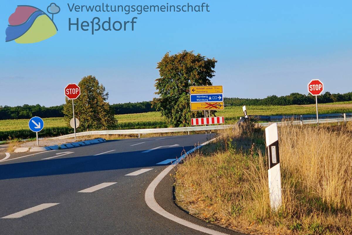 Neue Stopp-Schilder an der Kreuzung der St2259 und St2240 zwischen Heßdorf und Hannberg