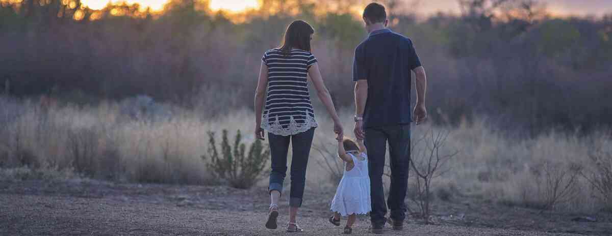 Familie beim Spaziergang