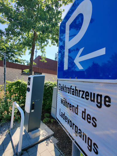 Die öffentliche Ladesäule für Elektrofahrzeuge am Rathaus Heßdorf wird von Bayernwerk betrieben und ist ohne Registrierung nutzbar.