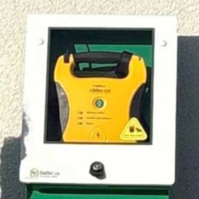 Neuer AED Defibrillator Mittelmembach