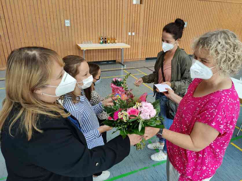 Blumensträuße für die Schulweghelferinnen
