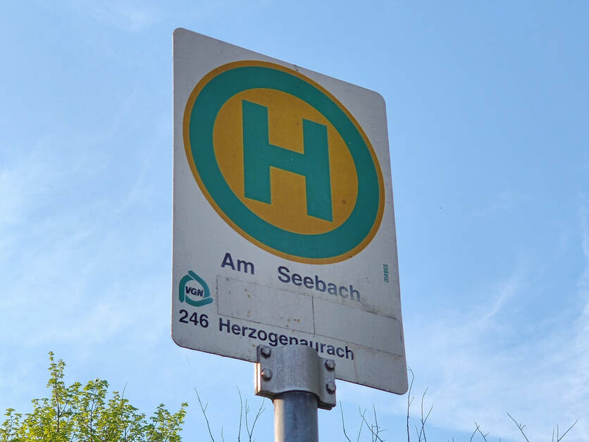 Alte Bushaltestelle "Am Seebach" in Heßdorf - Haltestellenschild
