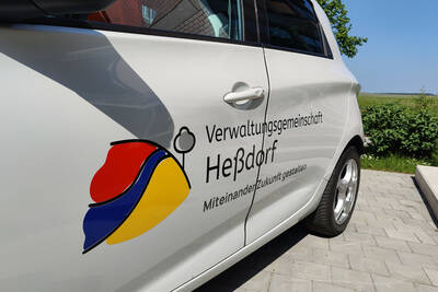 Das Fahrzeug ist gut sichtbar auch mit dem Logo der Verwaltungsgemeinschaft gekennzeichnet.