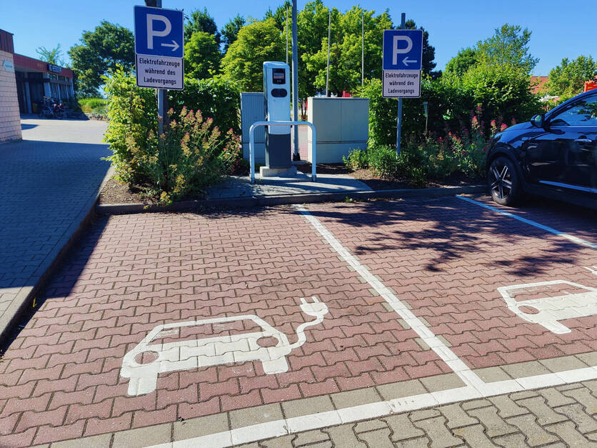 Parkplatz für Elektrofahrzeuge am Rathaus Heßdorf