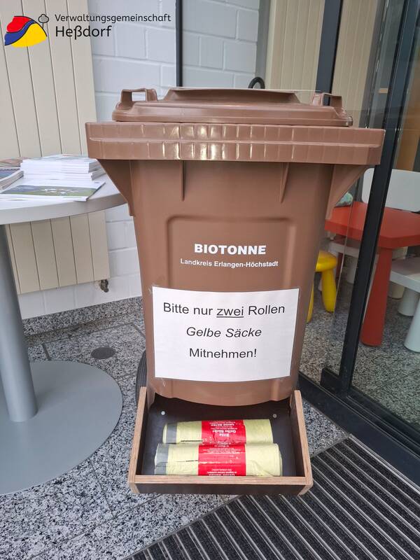 Abholung der Gelben Säcke im Foyer des Bürgerbüros