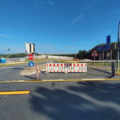 ... sind Bau- und Anschlussarbeiten für die neue Ampelanlage im Zuge der kommenden Verlegung der Staatstraße.