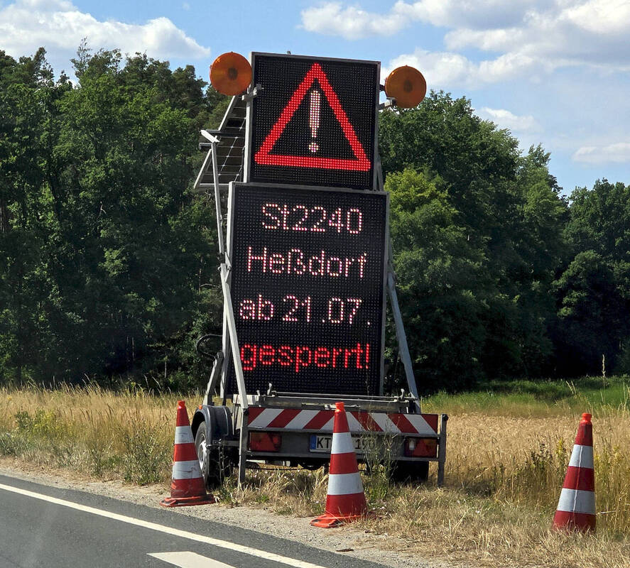 LED-Schild Sperrung St2240 Heßdorf