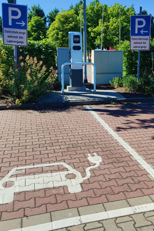 Parkplatz für Elektrofahrzeuge am Rathaus Heßdorf