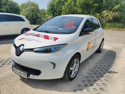 Dienstfahrten werden bei der VG Heßdorf größtenteils emissionsfrei durchgeführt. Dazu stehen den Beschäftigten verschiedene Fahrzeuge wie etwa dieser Renault Zoe zur Verfügung.