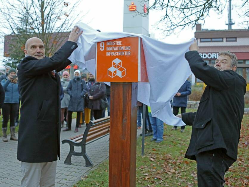 Pfad der Nachhaltigkeit Eröffnung am 27.11.2022 - Enthüllung des Würfels