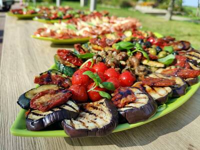 Zur kleinen Einweihungsfeier wurden leckere Antipasti eines lokalen Gastronomen gereicht, der sich ebenfalls als Sponsor am Dienstwagen beteiligt.