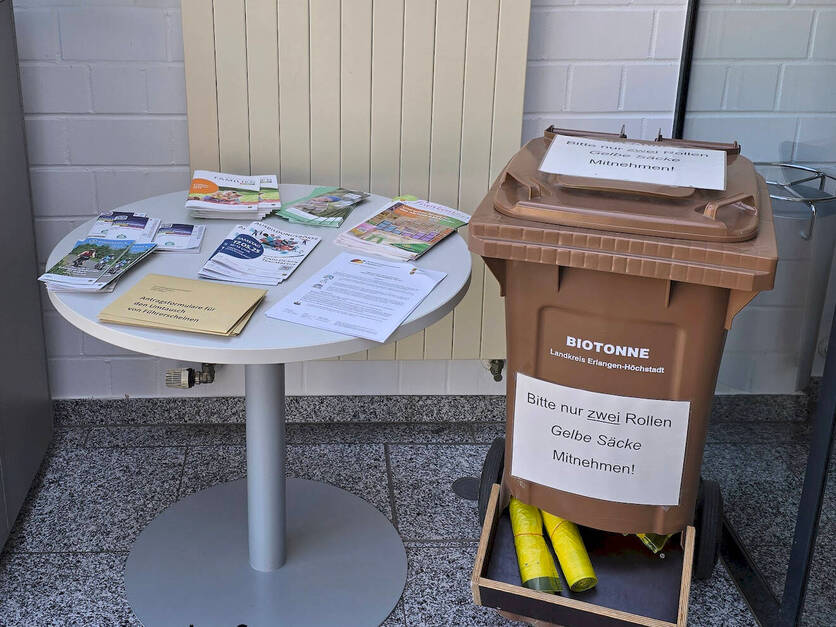 Foyer Bürgerbüro VG Heßdorf - AED/Defibrillator, Gelbe Säcke