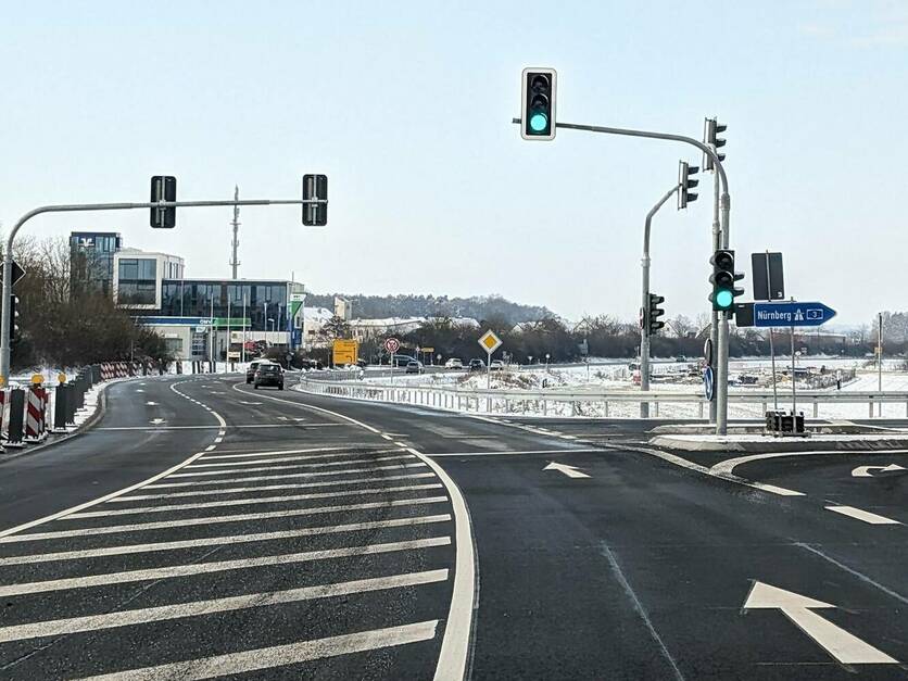 Neue Verkehrsführung mit Ampel an der St2240/A3 in Heßdorf (in Richtung Heßdorf)