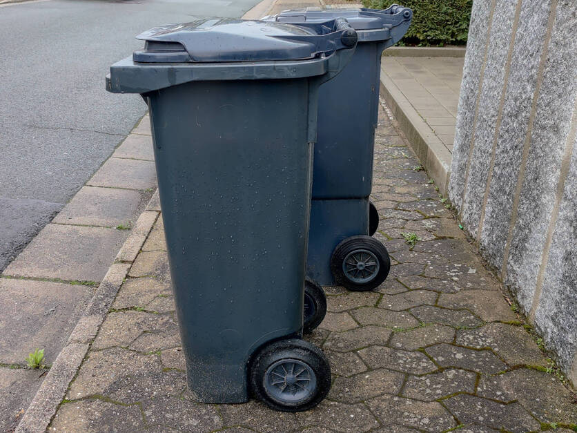Mülltonnen auf Gehsteig