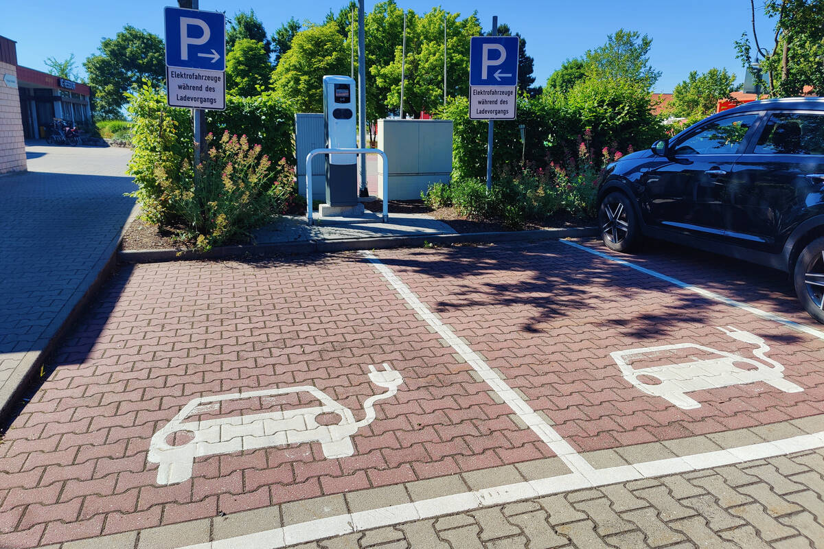 Parkplatz für Elektrofahrzeuge am Rathaus Heßdorf