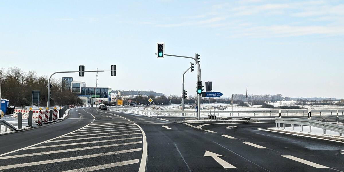 Neue Verkehrsführung mit Ampel an der St2240/A3 in Heßdorf (in Richtung Heßdorf)