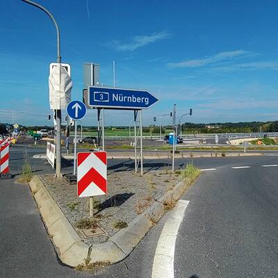 Von Erlangen kommend ist die Auffahrt auf die A3 in Richtung Nürnberg (und auch in Richtung Würzburg) allerdings weiterhin möglich.