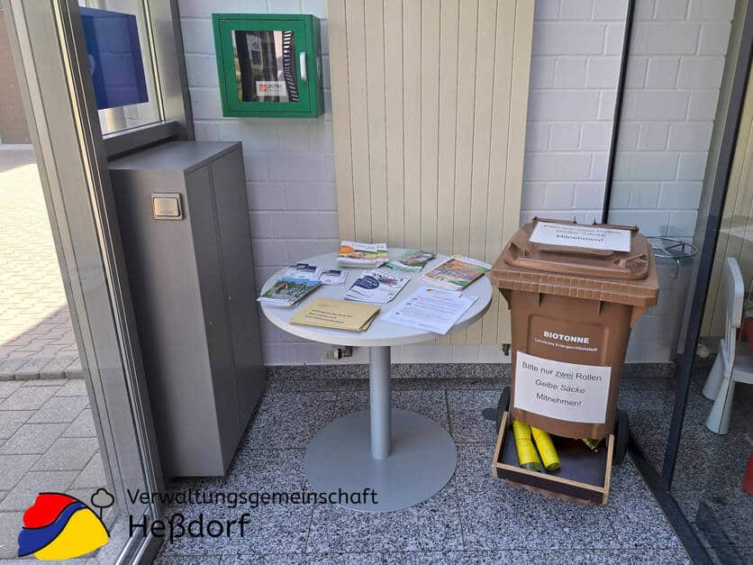 Foyer im Bürgerbüro - Büchertauschschrank, Gelbe Säcke, Defibrillator ...