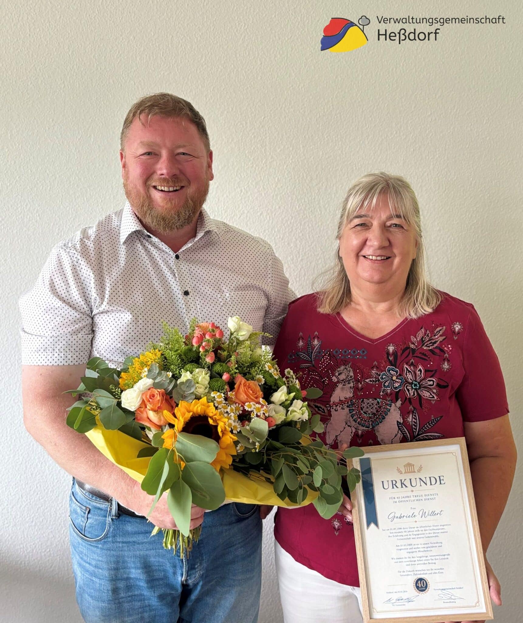 Gemeinschaftsvorsitzender Axel Gotthardt gratuliert Gabriele Willert zu vier Jahrzehnten engagierter Tätigkeit im öffentlichen Dienst.