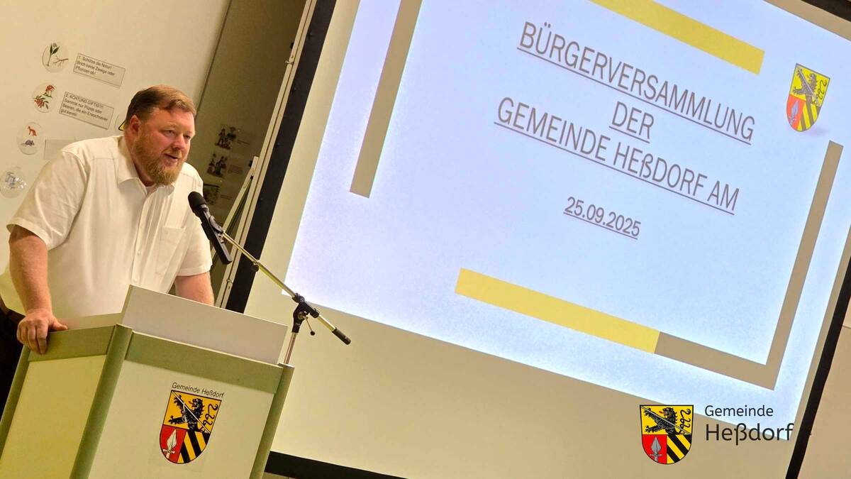 Bürgerversammlung 2025 in Heßdorf – Erster Bürgermeister Axel Gotthardt eröffnete die Bürgerversammlung 2025 mit einem Rückblick über das vergangene Jahr und einigen Statistiken, danach leitete er zum Hauptthema des Abends über - der ab 2026 anstehenden Kanalsanierung.