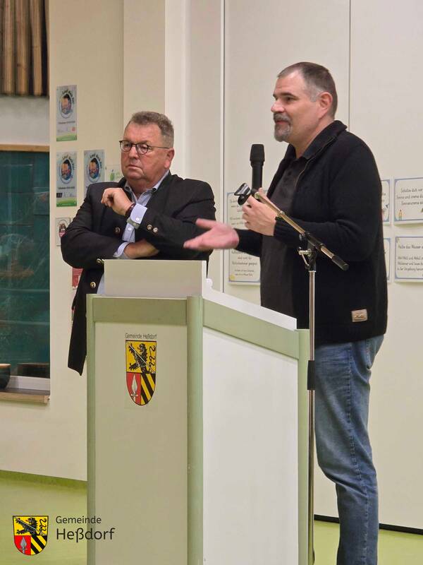 Bürgerversammlung 2025 in Heßdorf – Arno Bitterwolf (l.) und Bernd Ernst beantworteten ausführlich und verständlich alle Fragen der Bürgerinnen und Bürger, die zur Versammlung gekommen waren.